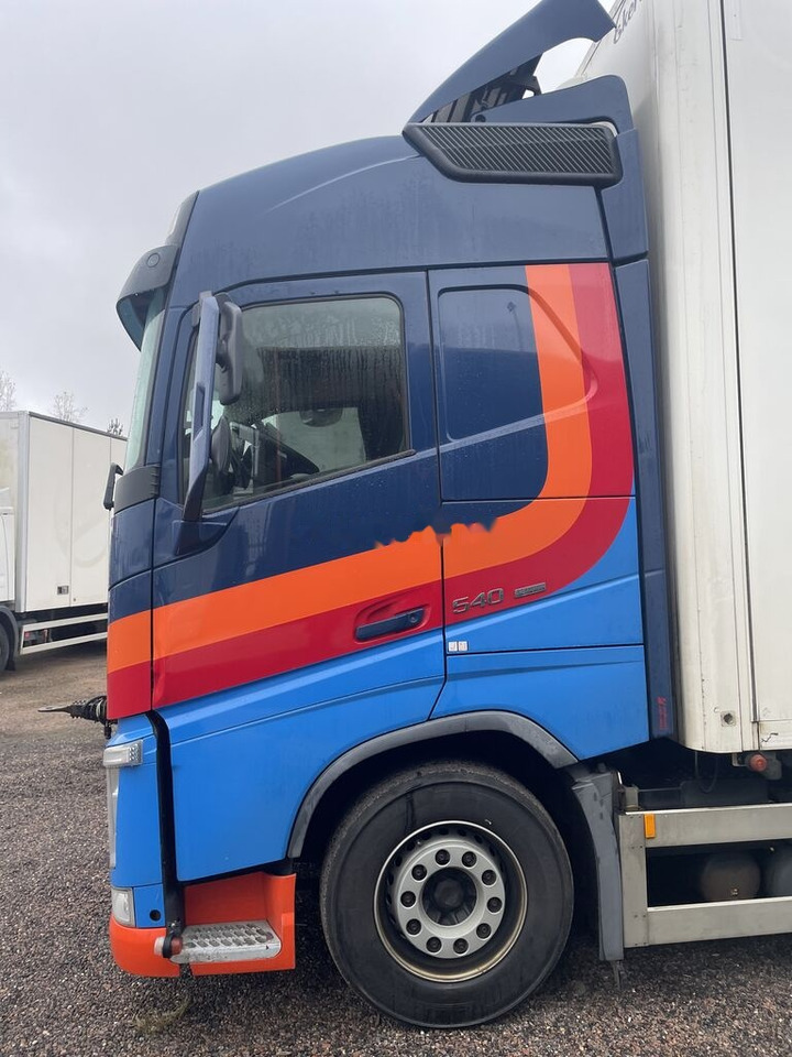 Volvo FH550 - Camión caja cerrada: foto 3 Volvo FH550 - Camión caja cerrada: foto 3