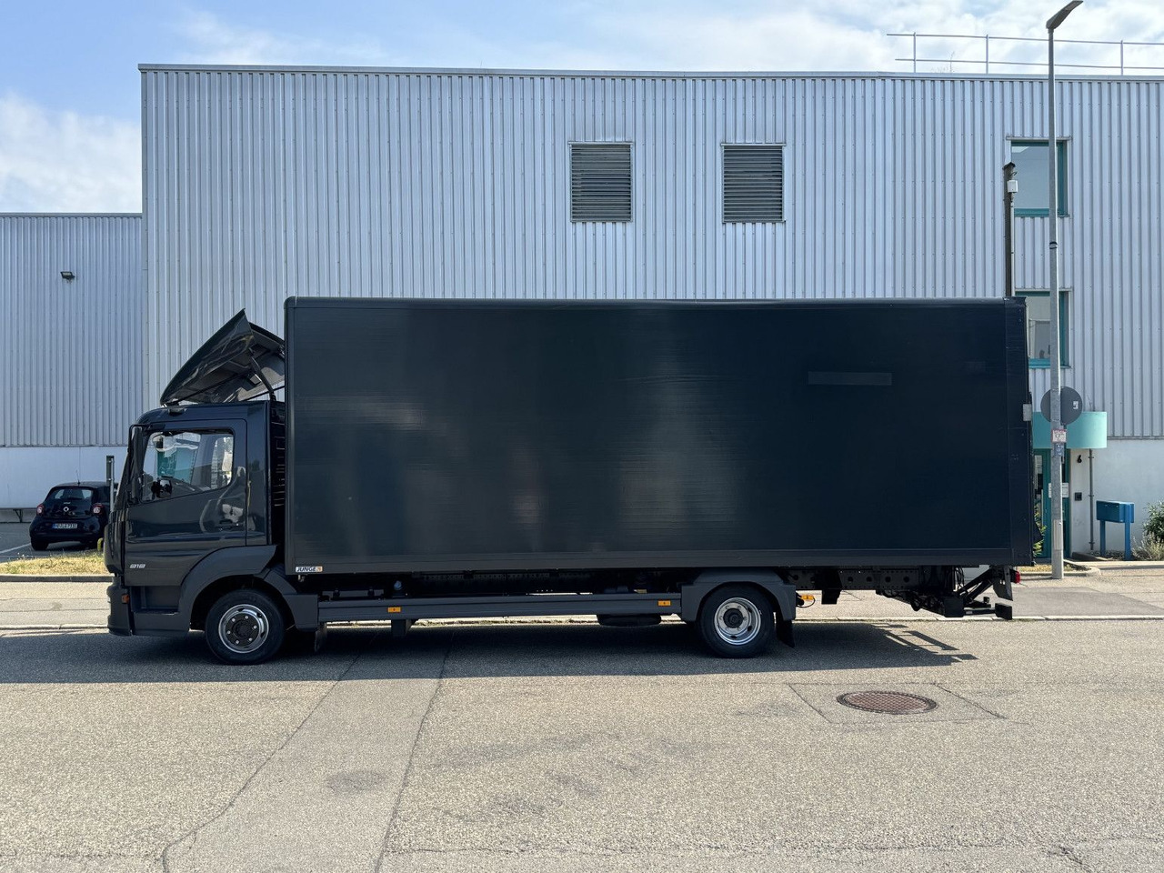 Mercedes-Benz Atego 818L Koffer 7,3m LBW Klima Automatik - Furgoneta caja cerrada: foto 4 Mercedes-Benz Atego 818L Koffer 7,3m LBW Klima Automatik - Furgoneta caja cerrada: foto 4