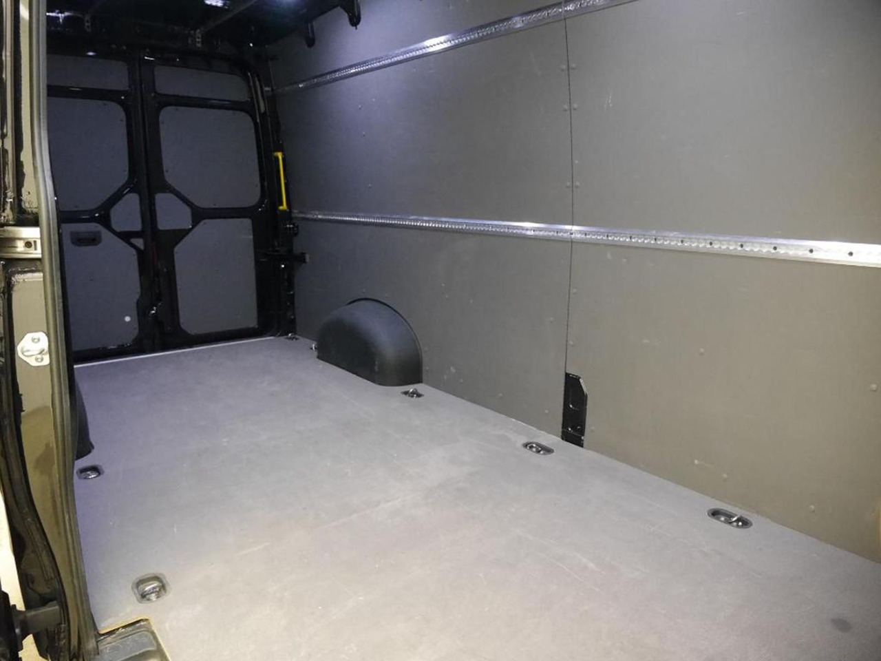 Volkswagen Crafter Kasten 35 L4H3 NAVI DAB PDC KAMERA - Furgoneta de pasajeros: foto 3 Volkswagen Crafter Kasten 35 L4H3 NAVI DAB PDC KAMERA - Furgoneta de pasajeros: foto 3