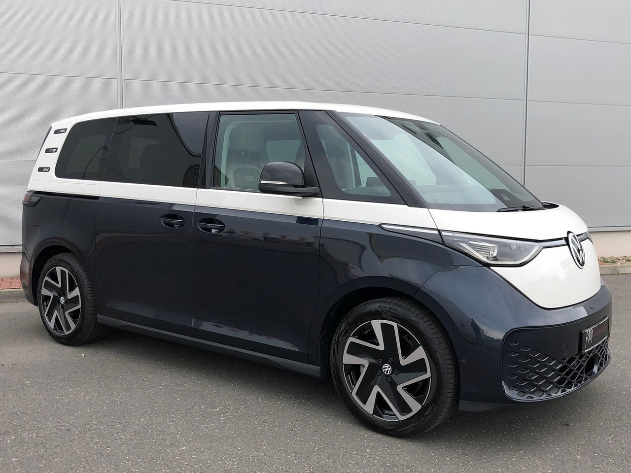 Volkswagen ID. Buzz 150 kW Pro AHK ACC MATRIX LED KEYLESS - Furgoneta de pasajeros, Furgoneta eléctrica: foto 2 Volkswagen ID. Buzz 150 kW Pro AHK ACC MATRIX LED KEYLESS - Furgoneta de pasajeros, Furgoneta eléctrica: foto 2