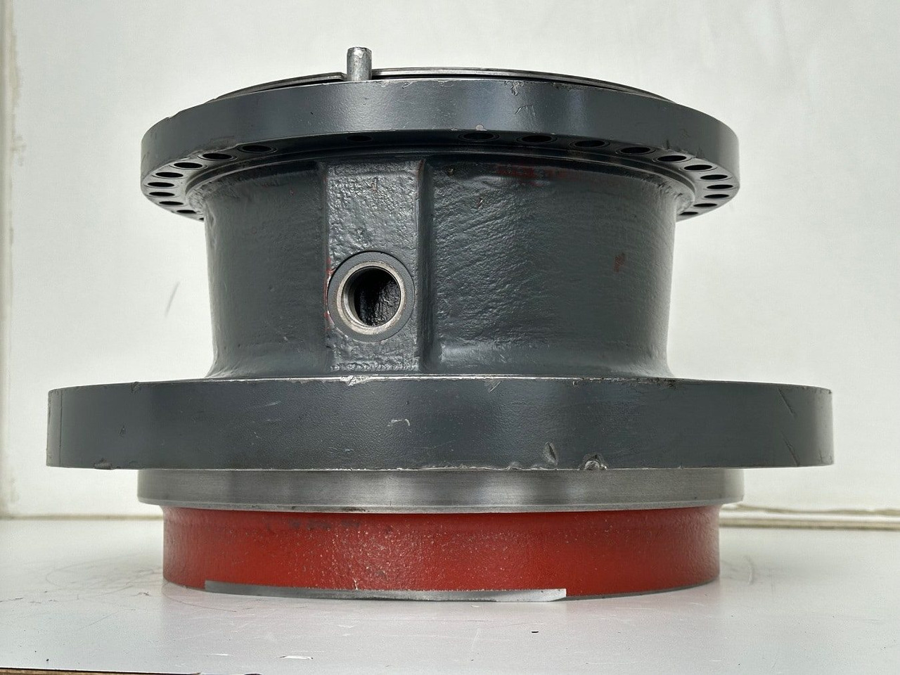 Liebherr Abtriebswellengehäuse ID-Nr.90021076. SAT325A296 - SAT325/294. R934-1550, R936, R938-1650, R940, R945-1866, R946, R950. #90021076.27.10# - Reductor de giro para Maquinaria de construcción: foto 2 Liebherr Abtriebswellengehäuse ID-Nr.90021076. SAT325A296 - SAT325/294. R934-1550, R936, R938-1650, R940, R945-1866, R946, R950. #90021076.27.10# - Reductor de giro para Maquinaria de construcción: foto 2