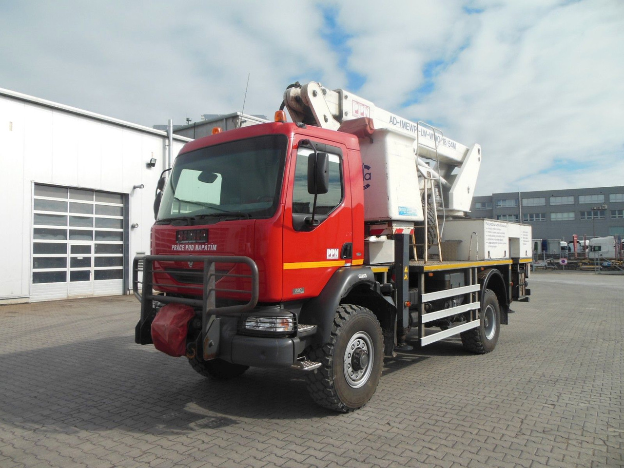 Renault MIDLUM 220.14,4X4,HUBARBEITBÜHNE 16,5M, ISOLIERT - Camión con plataforma elevadora: foto 1 Renault MIDLUM 220.14,4X4,HUBARBEITBÜHNE 16,5M, ISOLIERT - Camión con plataforma elevadora: foto 1