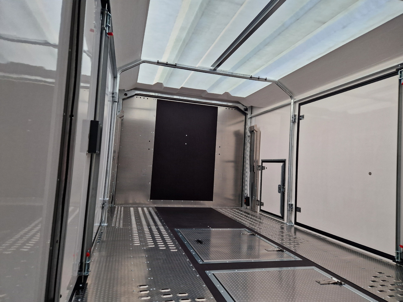 Remolque portavehículos BJT Race Transporter 6 550x235x189cm black elektrisch kippbar ASR Tridem 10" 3500kg Modell 2024: foto 15