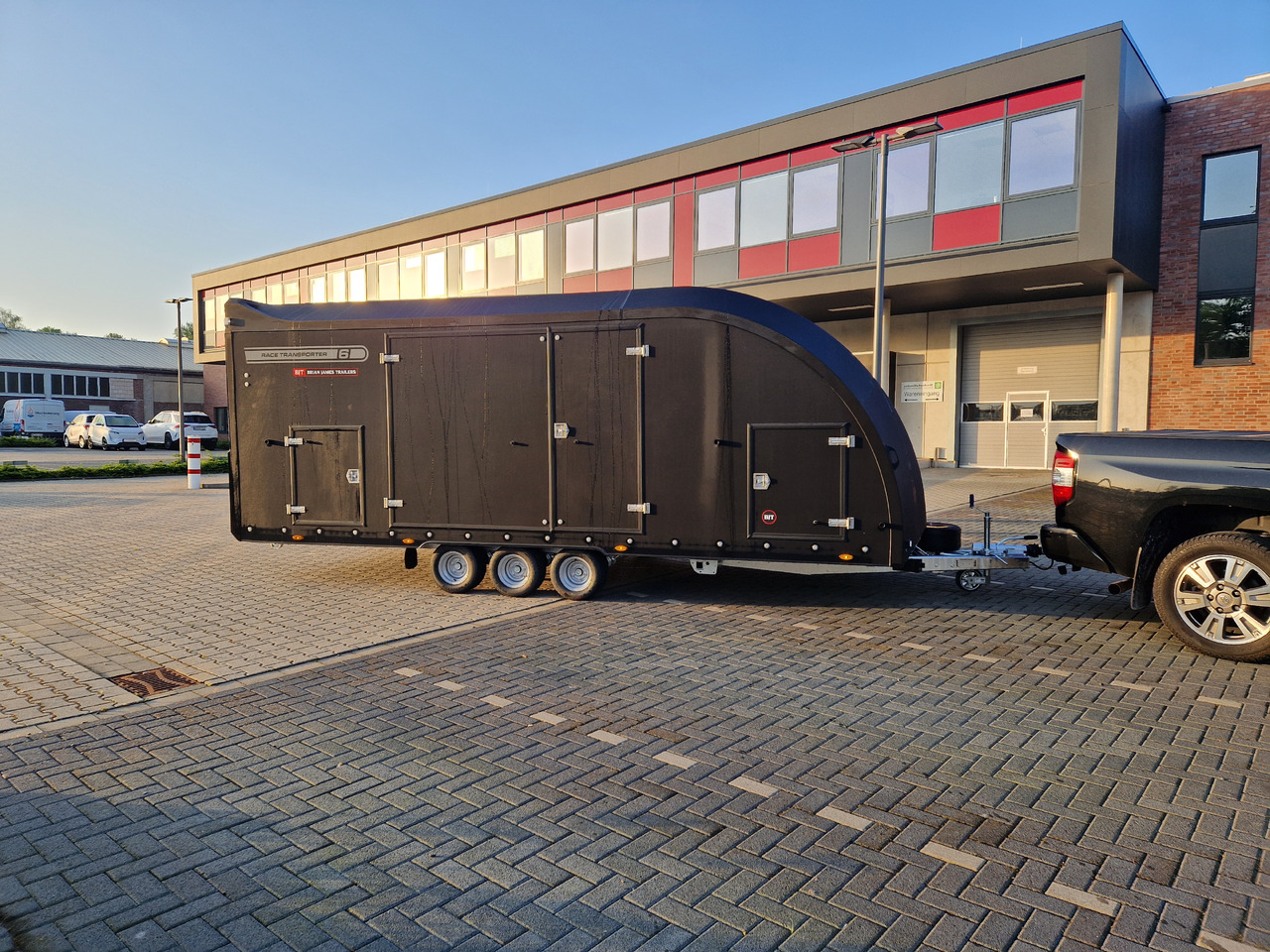 Remolque portavehículos BJT Race Transporter 6 550x235x189cm black elektrisch kippbar ASR Tridem 10" 3500kg Modell 2024: foto 7