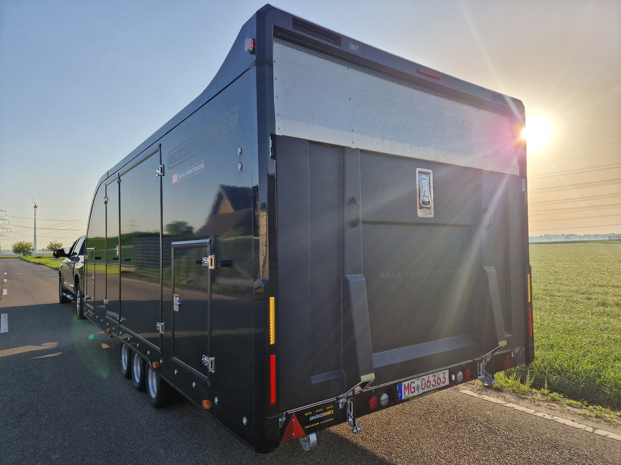 Remolque portavehículos BJT Race Transporter 6 550x235x189cm black elektrisch kippbar ASR Tridem 10" 3500kg Modell 2024: foto 13