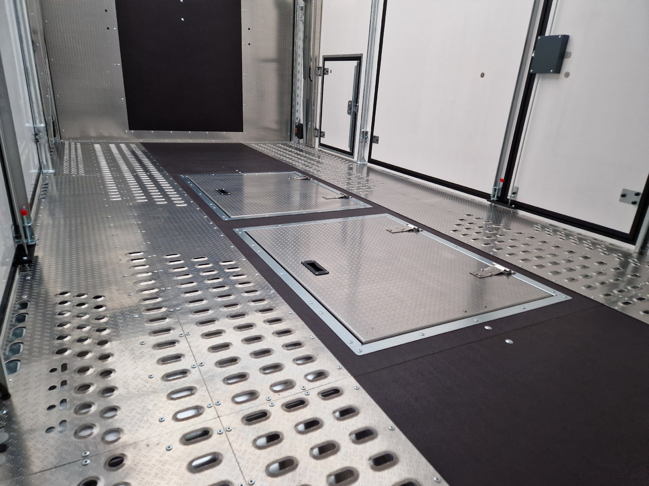 Remolque portavehículos BJT Race Transporter 6 550x235x189cm black elektrisch kippbar ASR Tridem 10" 3500kg Modell 2024: foto 17
