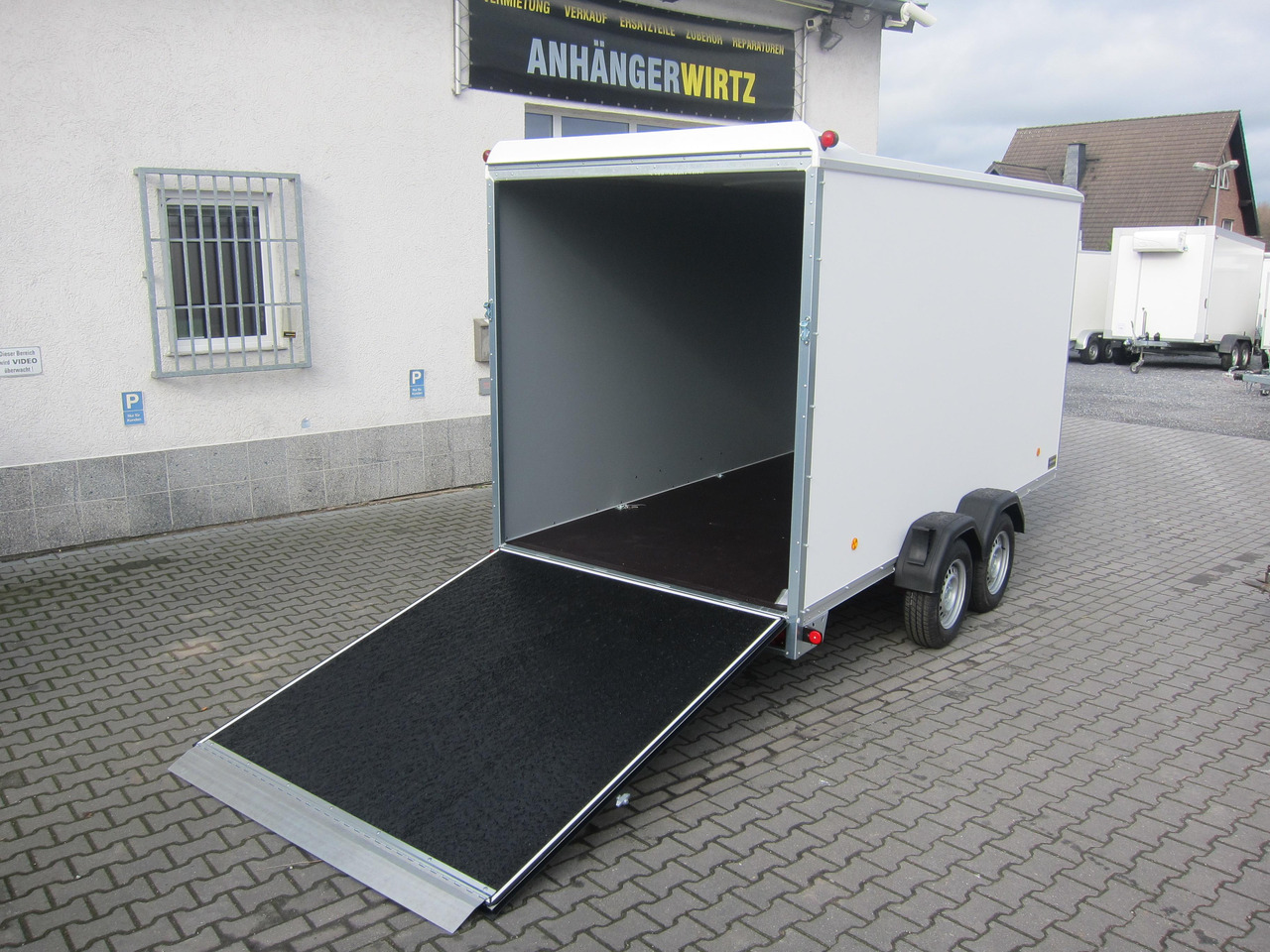 Böckmann Koffer KT 4018/27 H weiß 400x185x200cm +Auffahrrampe (XL) 2700kg - Remolque caja cerrada: foto 2 Böckmann Koffer KT 4018/27 H weiß 400x185x200cm +Auffahrrampe (XL) 2700kg - Remolque caja cerrada: foto 2