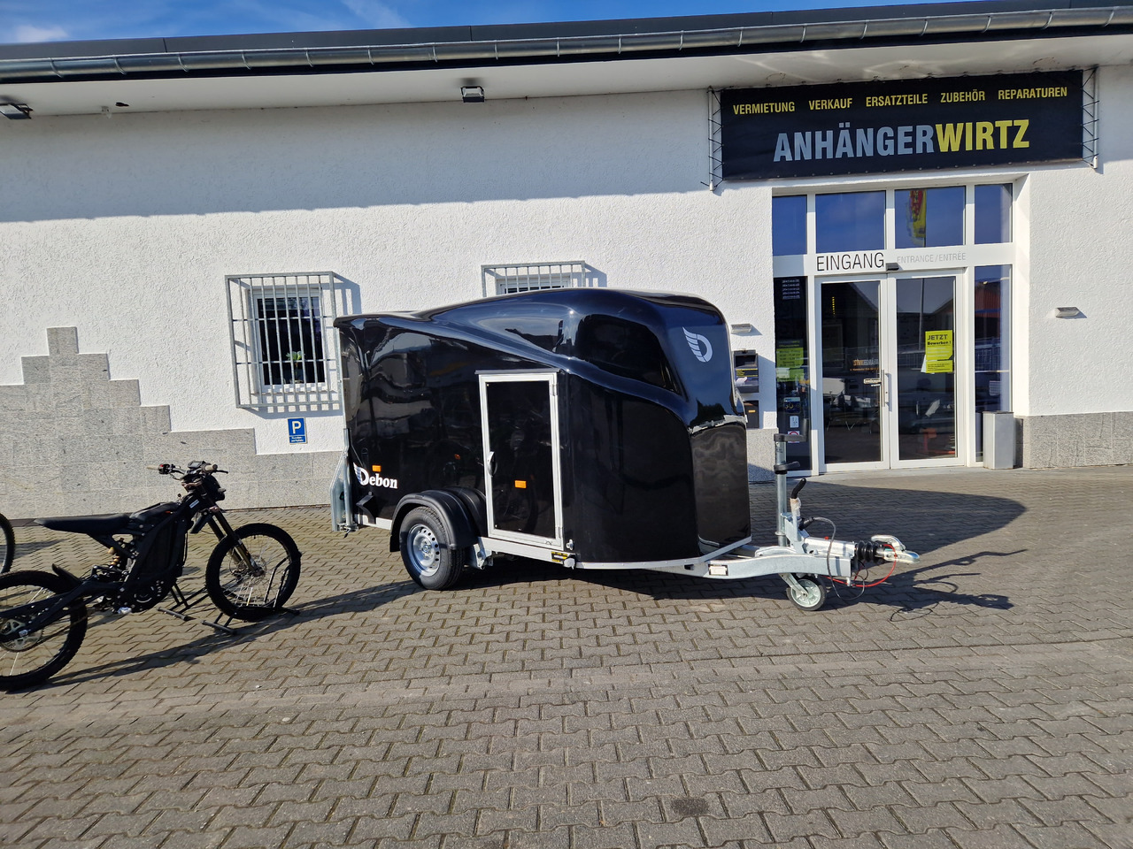 Debon Cargo 1300 300x152x168cm black Seitentür aerodynamik Pullman II 100km/H 1300kg Februar Aktion - Remolque caja cerrada: foto 1 Debon Cargo 1300 300x152x168cm black Seitentür aerodynamik Pullman II 100km/H 1300kg Februar Aktion - Remolque caja cerrada: foto 1