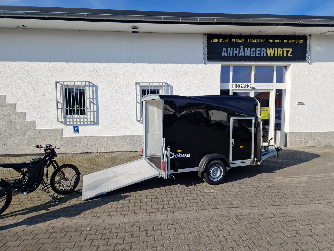 Debon Cargo 1300 300x152x168cm black Seitentür aerodynamik Pullman II 100km/H 1300kg Februar Aktion - Remolque caja cerrada: foto 3 Debon Cargo 1300 300x152x168cm black Seitentür aerodynamik Pullman II 100km/H 1300kg Februar Aktion - Remolque caja cerrada: foto 3