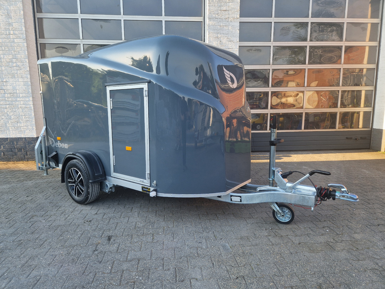 Debon Cargo 1300 300x152x168cm irongrey Seitentür Alufelgen 1300kg Pullman 100kmh Modell 2024 - Remolque caja cerrada: foto 1 Debon Cargo 1300 300x152x168cm irongrey Seitentür Alufelgen 1300kg Pullman 100kmh Modell 2024 - Remolque caja cerrada: foto 1