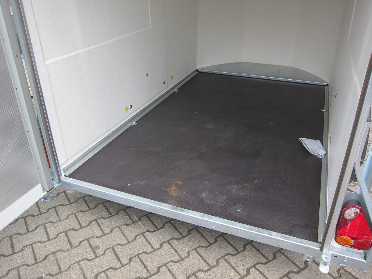 Debon Cargo 1300 300x152x168cm white Alufelgen darkline aerodynamik Pullman II 100km/H 1300kg - Remolque caja cerrada: foto 4 Debon Cargo 1300 300x152x168cm white Alufelgen darkline aerodynamik Pullman II 100km/H 1300kg - Remolque caja cerrada: foto 4