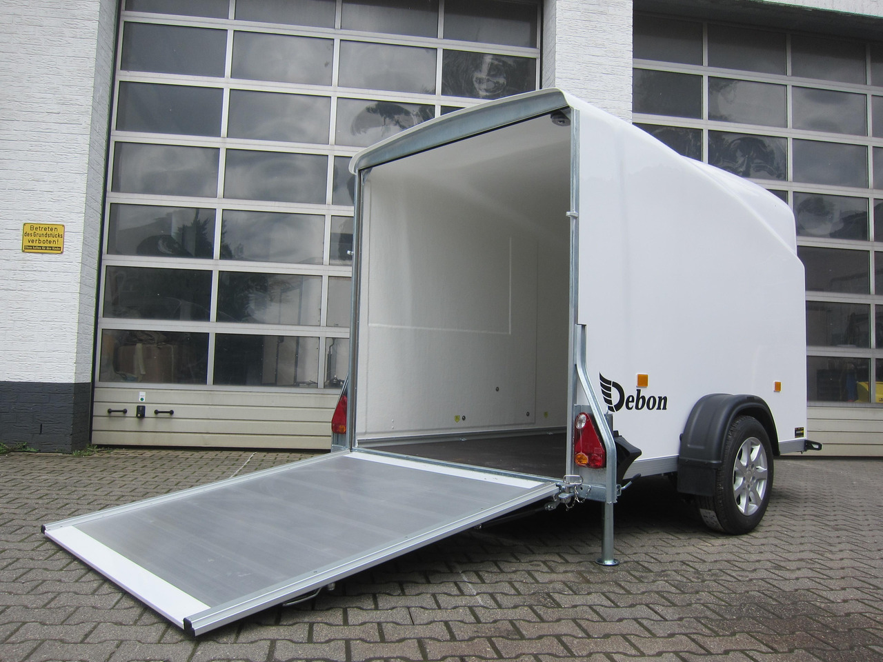 Debon Cargo 1300 300x152x168cm white Alufelgen darkline aerodynamik Pullman II 100km/H 1300kg - Remolque caja cerrada: foto 2 Debon Cargo 1300 300x152x168cm white Alufelgen darkline aerodynamik Pullman II 100km/H 1300kg - Remolque caja cerrada: foto 2