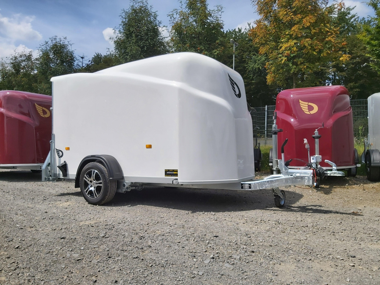 Debon Cargo 1300 300x152x168cm white Alufelgen darkline aerodynamik Pullman II 100km/H 1300kg - Remolque caja cerrada: foto 1 Debon Cargo 1300 300x152x168cm white Alufelgen darkline aerodynamik Pullman II 100km/H 1300kg - Remolque caja cerrada: foto 1