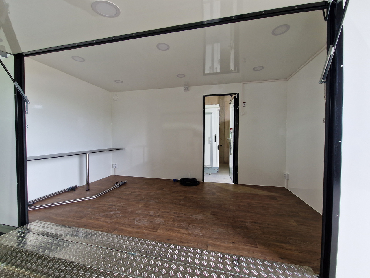 Event Trailer Bühne Schowroom 410x220x220cm Treppe Tür LED Beleuchtung 2000kg - Remolque venta ambulante: foto 2 Event Trailer Bühne Schowroom 410x220x220cm Treppe Tür LED Beleuchtung 2000kg - Remolque venta ambulante: foto 2