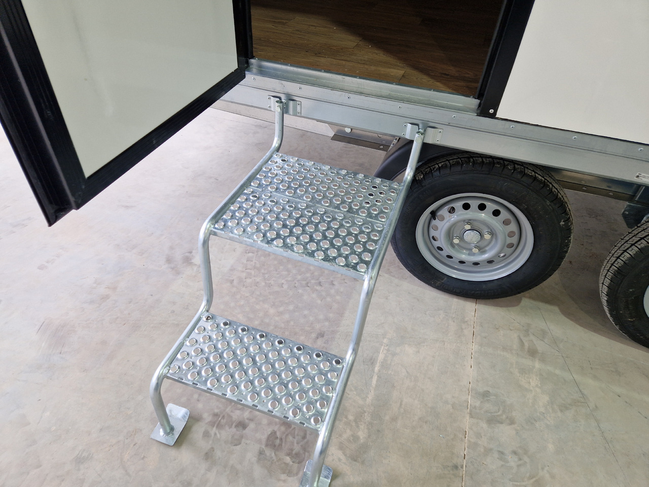 Event Trailer Bühne Schowroom 410x220x220cm Treppe Tür LED Beleuchtung 2000kg - Remolque venta ambulante: foto 4 Event Trailer Bühne Schowroom 410x220x220cm Treppe Tür LED Beleuchtung 2000kg - Remolque venta ambulante: foto 4