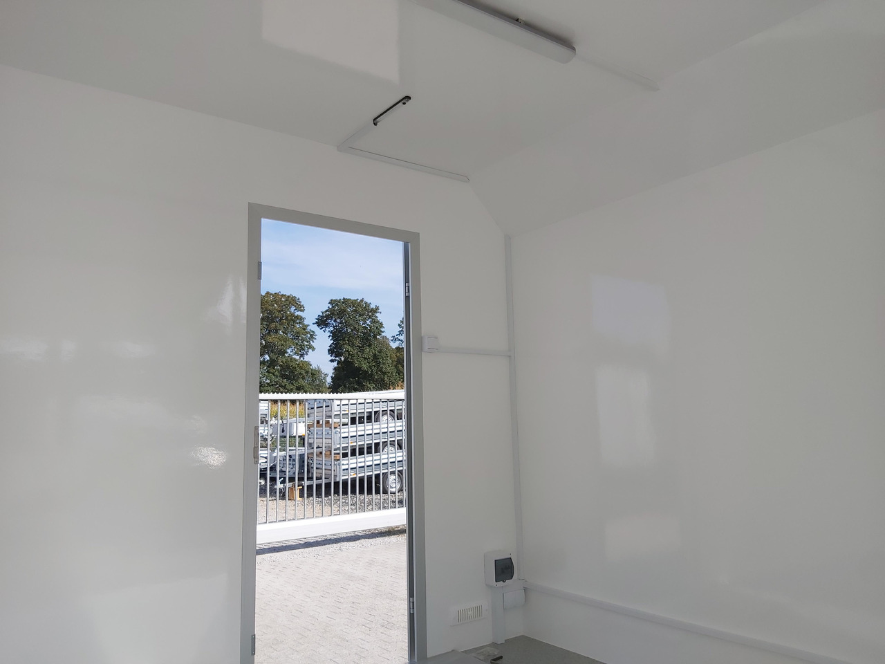 Event Trailer Koffer TWSP M 420T.01 420x220x217cm Seitenklappe Tür 230Volt 100 km/H 2700kg - Remolque venta ambulante: foto 5 Event Trailer Koffer TWSP M 420T.01 420x220x217cm Seitenklappe Tür 230Volt 100 km/H 2700kg - Remolque venta ambulante: foto 5