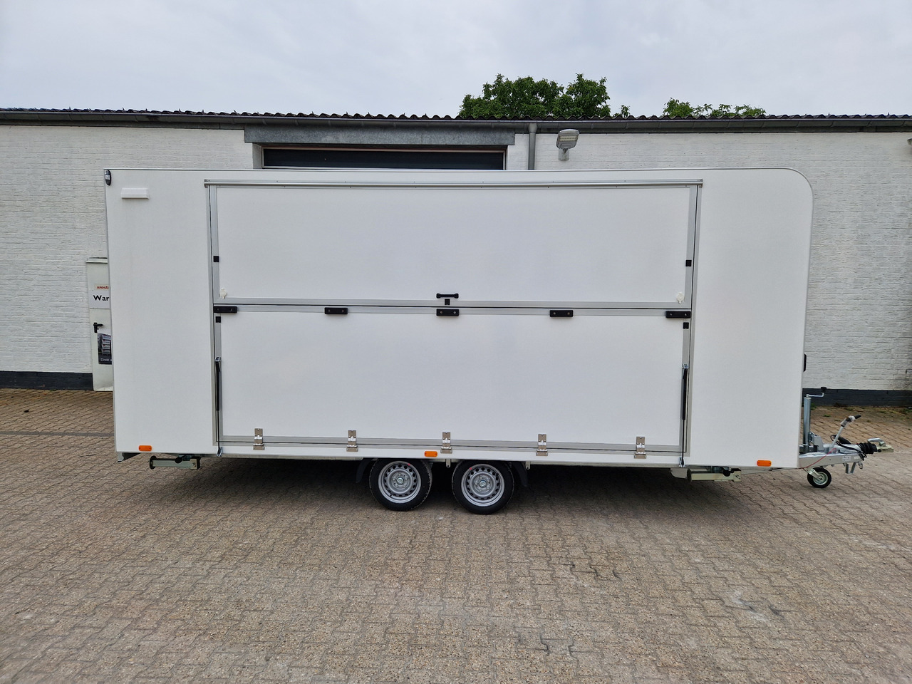Event Trailer Koffer TWSP M 550T.01 550x220x217cm Seitenklappe Treppe Tür 230VLicht IL 100kmH 2700kg - Remolque venta ambulante: foto 4 Event Trailer Koffer TWSP M 550T.01 550x220x217cm Seitenklappe Treppe Tür 230VLicht IL 100kmH 2700kg - Remolque venta ambulante: foto 4