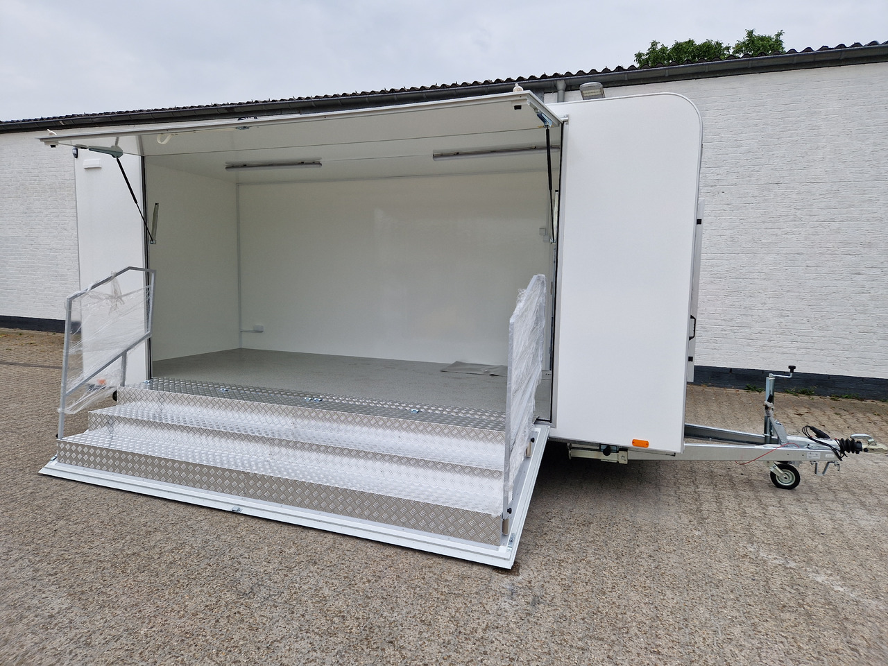 Event Trailer Koffer TWSP M 550T.01 550x220x217cm Seitenklappe Treppe Tür 230VLicht IL 100kmH 2700kg - Remolque venta ambulante: foto 1 Event Trailer Koffer TWSP M 550T.01 550x220x217cm Seitenklappe Treppe Tür 230VLicht IL 100kmH 2700kg - Remolque venta ambulante: foto 1