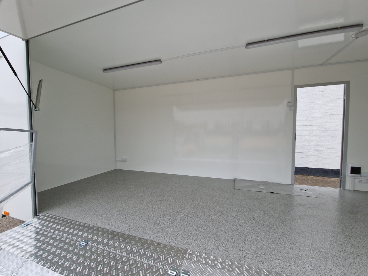 Event Trailer Koffer TWSP M 550T.01 550x220x217cm Seitenklappe Treppe Tür 230VLicht IL 100kmH 2700kg - Remolque venta ambulante: foto 5 Event Trailer Koffer TWSP M 550T.01 550x220x217cm Seitenklappe Treppe Tür 230VLicht IL 100kmH 2700kg - Remolque venta ambulante: foto 5