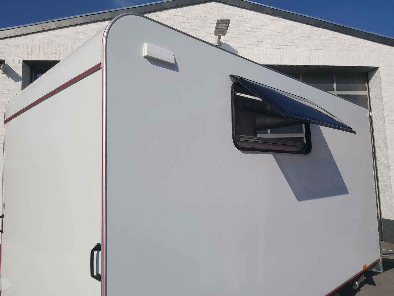 Hochlader Koffer TFSP 420T.01 420x200x210cm Heckrampe Seitentür 2 Fenster+ DL 230V IL 2700kg 100km/H - Remolque caja cerrada: foto 4 Hochlader Koffer TFSP 420T.01 420x200x210cm Heckrampe Seitentür 2 Fenster+ DL 230V IL 2700kg 100km/H - Remolque caja cerrada: foto 4