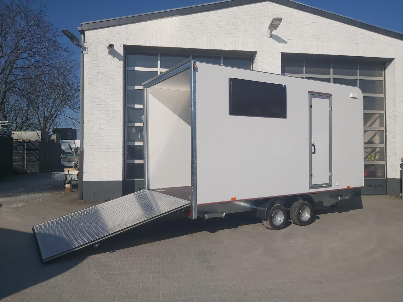 Hochlader Koffer TFSP 420T.01 420x200x210cm Heckrampe Seitentür 2 Fenster+ DL 230V IL 2700kg 100km/H - Remolque caja cerrada: foto 1 Hochlader Koffer TFSP 420T.01 420x200x210cm Heckrampe Seitentür 2 Fenster+ DL 230V IL 2700kg 100km/H - Remolque caja cerrada: foto 1