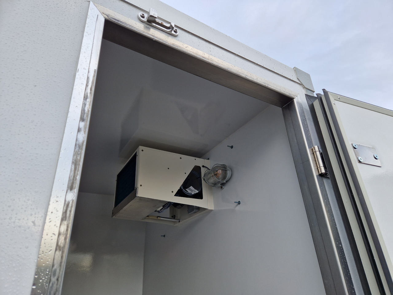 Kargo CoolBoxx FK2736HT 355x162x198cm Seitentür 230V +Kühler Govi Arktik 2000 100km/H 2700kg - Remolque frigorífico: foto 3 Kargo CoolBoxx FK2736HT 355x162x198cm Seitentür 230V +Kühler Govi Arktik 2000 100km/H 2700kg - Remolque frigorífico: foto 3