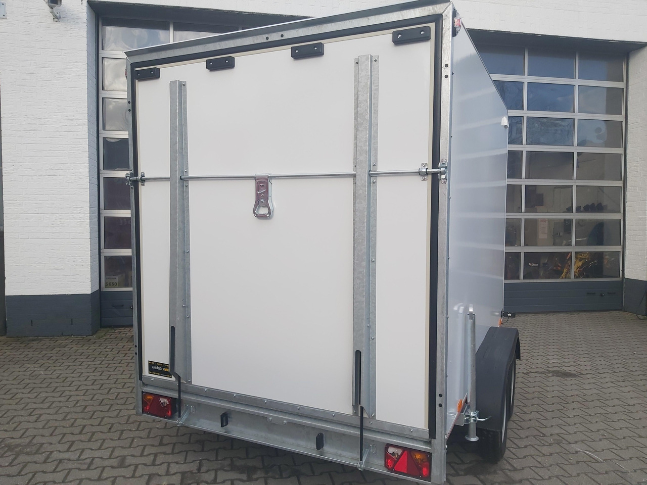 Koffer TFS 300T.01 2700 300x200x210cm aero Heckrampe Zurrsystem 100km/H 2700kg - Remolque caja cerrada: foto 5 Koffer TFS 300T.01 2700 300x200x210cm aero Heckrampe Zurrsystem 100km/H 2700kg - Remolque caja cerrada: foto 5