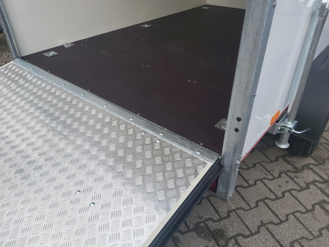 Koffer TFS 300T.01 2700 300x200x210cm aero Heckrampe Zurrsystem 100km/H 2700kg - Remolque caja cerrada: foto 3 Koffer TFS 300T.01 2700 300x200x210cm aero Heckrampe Zurrsystem 100km/H 2700kg - Remolque caja cerrada: foto 3