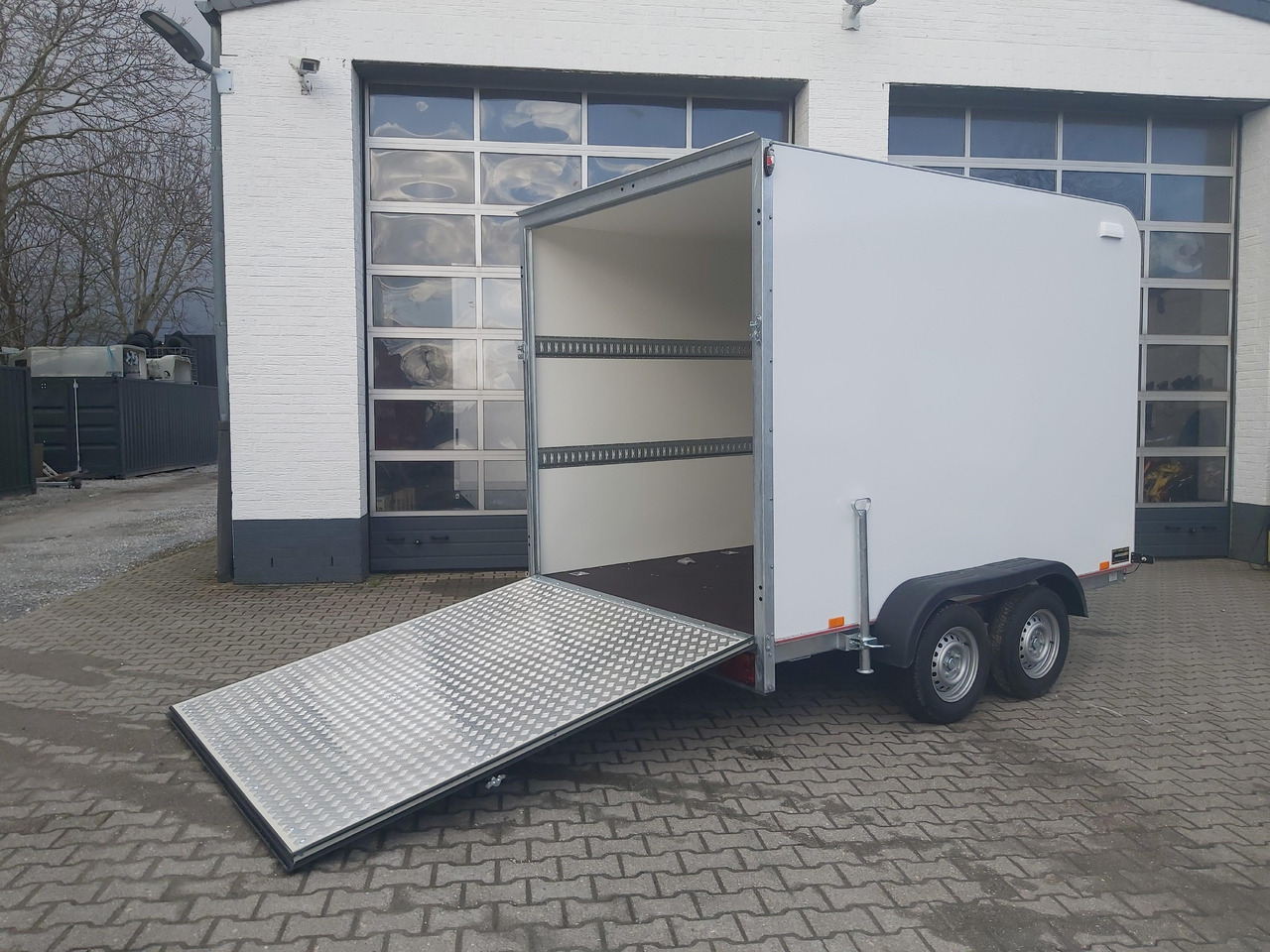 Koffer TFS 300T.01 2700 300x200x210cm aero Heckrampe Zurrsystem 100km/H 2700kg - Remolque caja cerrada: foto 2 Koffer TFS 300T.01 2700 300x200x210cm aero Heckrampe Zurrsystem 100km/H 2700kg - Remolque caja cerrada: foto 2