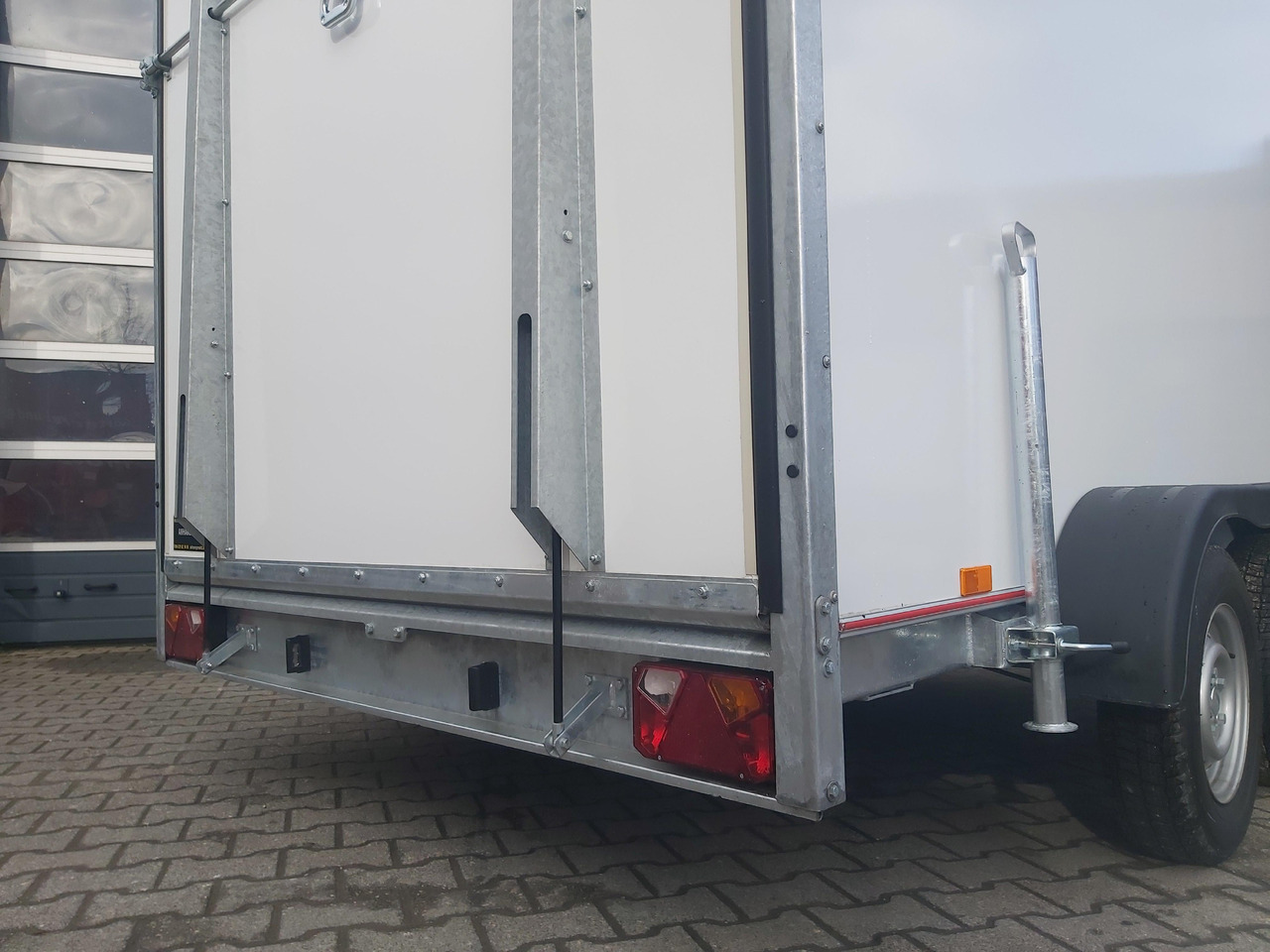Koffer TFS 300T.01 2700 300x200x210cm aero Heckrampe Zurrsystem 100km/H 2700kg - Remolque caja cerrada: foto 4 Koffer TFS 300T.01 2700 300x200x210cm aero Heckrampe Zurrsystem 100km/H 2700kg - Remolque caja cerrada: foto 4