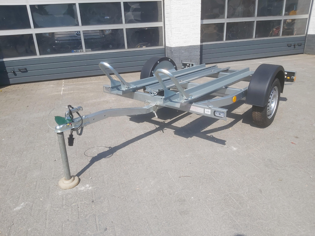 Motorradanhänger Motostar N7-220 2 Standschienen +Auffahrrampe ankippbar 750kg Aktion bei Onlinekauf - Remolque para moto: foto 3 Motorradanhänger Motostar N7-220 2 Standschienen +Auffahrrampe ankippbar 750kg Aktion bei Onlinekauf - Remolque para moto: foto 3