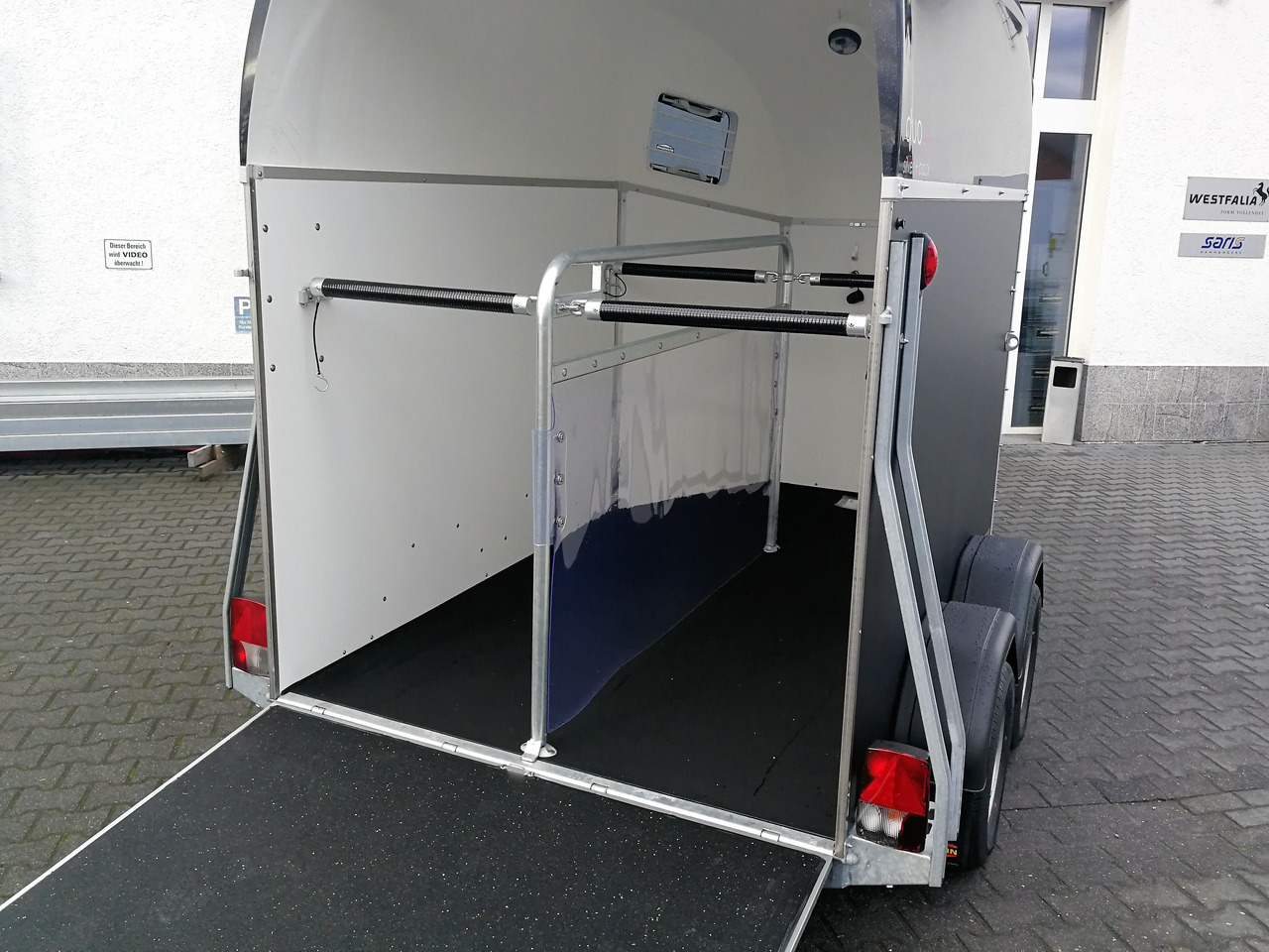 Remolque para caballos Pferdeanhänger Böckmann DUO Esprit silver black Haube schwarz 2400kg Modell 2024: foto 8