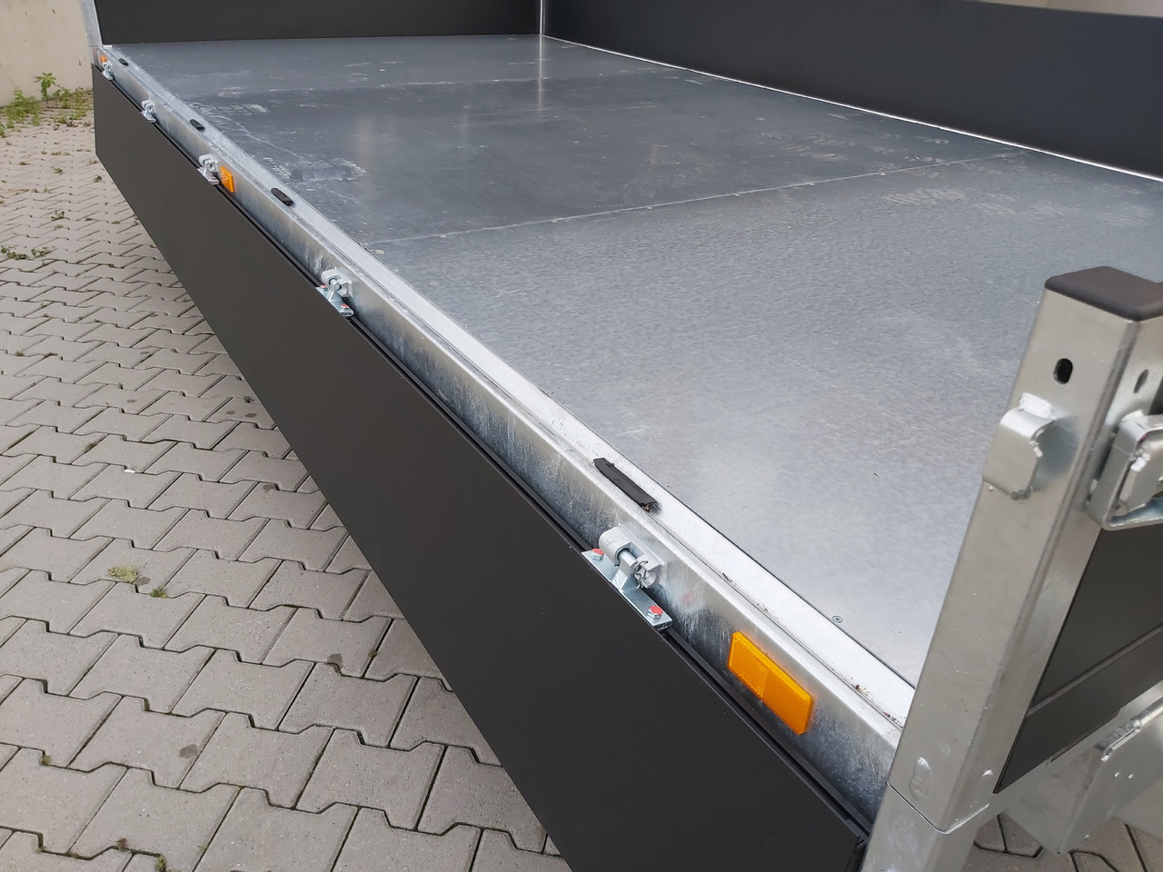 Saris Kipper K3 406 204 3500 2 HD E 406x204x35cm black Alu Auffahrrampen Stützen LED 3500kg - Remolque volquete: foto 3 Saris Kipper K3 406 204 3500 2 HD E 406x204x35cm black Alu Auffahrrampen Stützen LED 3500kg - Remolque volquete: foto 3