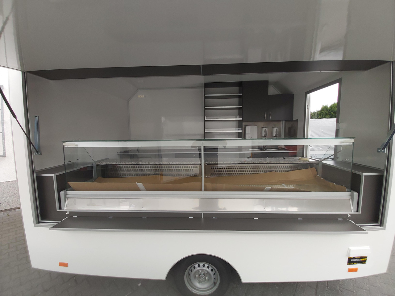 Verkaufsanhänger VK P 360 220 aero 360cm 300cm Kühltheke Ausstattung Verkaufklappe Profi (L) 1300kg - Remolque venta ambulante: foto 4 Verkaufsanhänger VK P 360 220 aero 360cm 300cm Kühltheke Ausstattung Verkaufklappe Profi (L) 1300kg - Remolque venta ambulante: foto 4