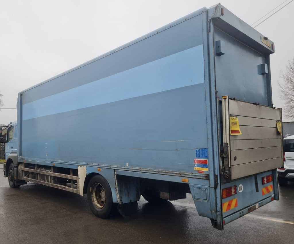 Mercedes 1824 - Furgoneta caja cerrada: foto 4 Mercedes 1824 - Furgoneta caja cerrada: foto 4