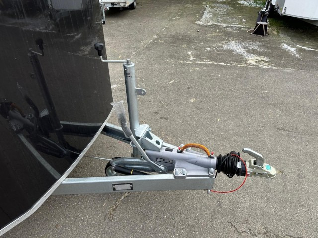 Cheval Liberte Debon Roadster 900 Alu + Türe 3500 kg, 100 km/h, 495x202x202cm - Remolque caja cerrada: foto 2 Cheval Liberte Debon Roadster 900 Alu + Türe 3500 kg, 100 km/h, 495x202x202cm - Remolque caja cerrada: foto 2