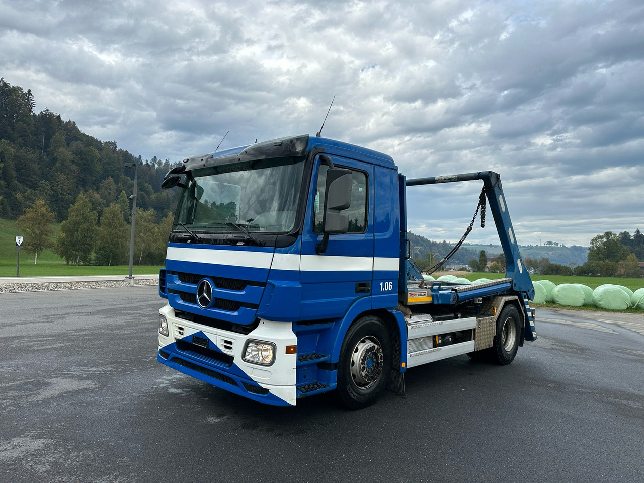 MERCEDES-BENZ Actros 18.32 4x2 Trösch absetzkipper - Camión portacontenedor de cadenas: foto 1 MERCEDES-BENZ Actros 18.32 4x2 Trösch absetzkipper - Camión portacontenedor de cadenas: foto 1