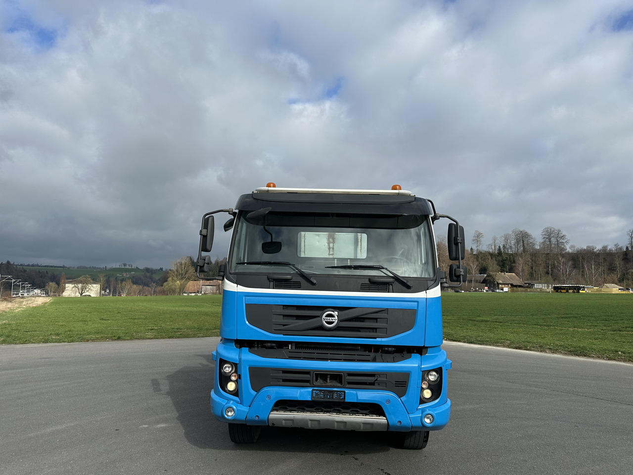 VOLVO FMX 420 440 460 480 8x4 Kettengäret sörling mulde - Camión multibasculante: foto 4 VOLVO FMX 420 440 460 480 8x4 Kettengäret sörling mulde - Camión multibasculante: foto 4