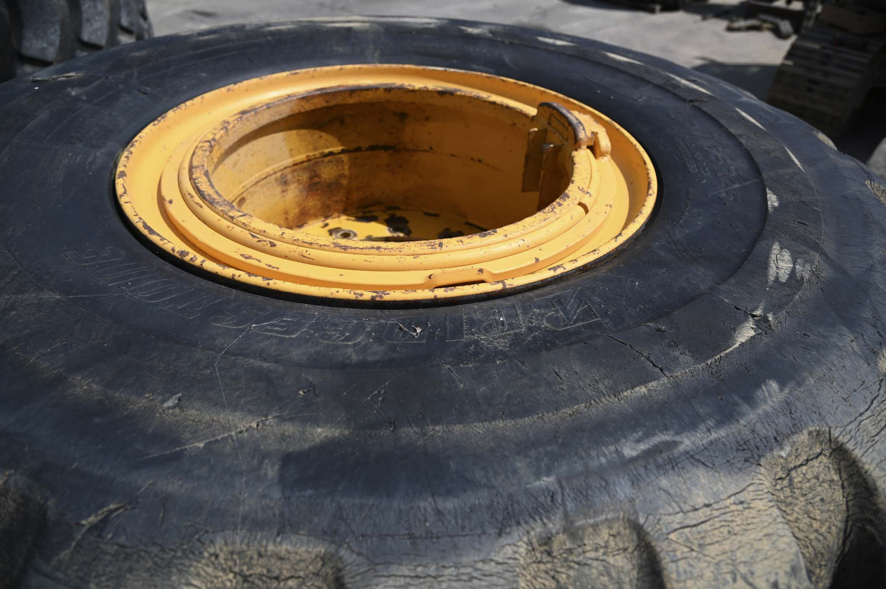 Leasing de Bridgestone tires 30/65R25 with rims Bridgestone tires 30/65R25 with rims: foto 15 Leasing de Bridgestone tires 30/65R25 with rims Bridgestone tires 30/65R25 with rims: foto 15