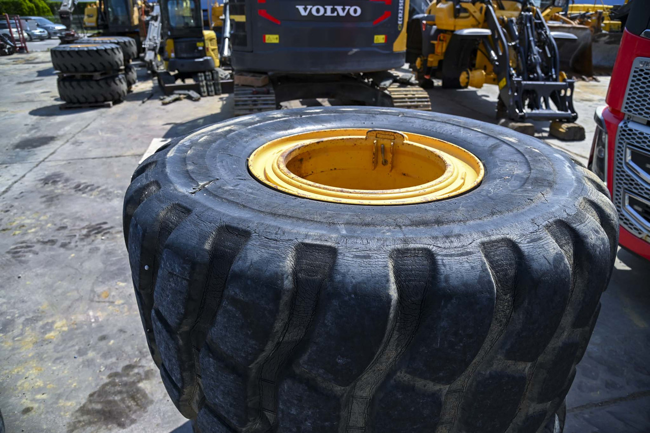 Leasing de Bridgestone tires 30/65R25 with rims Bridgestone tires 30/65R25 with rims: foto 16 Leasing de Bridgestone tires 30/65R25 with rims Bridgestone tires 30/65R25 with rims: foto 16