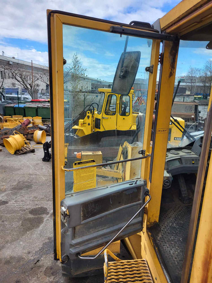 Volvo door - Puerta y piezas para Cargadora: foto 2 Volvo door - Puerta y piezas para Cargadora: foto 2