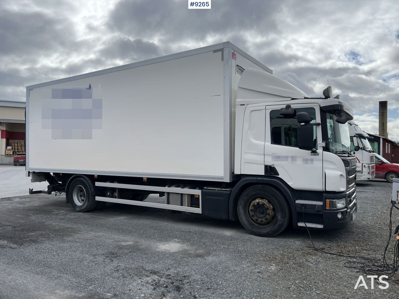 Scania P250 Box truck with tailgate lift - Camión caja cerrada: foto 2 Scania P250 Box truck with tailgate lift - Camión caja cerrada: foto 2