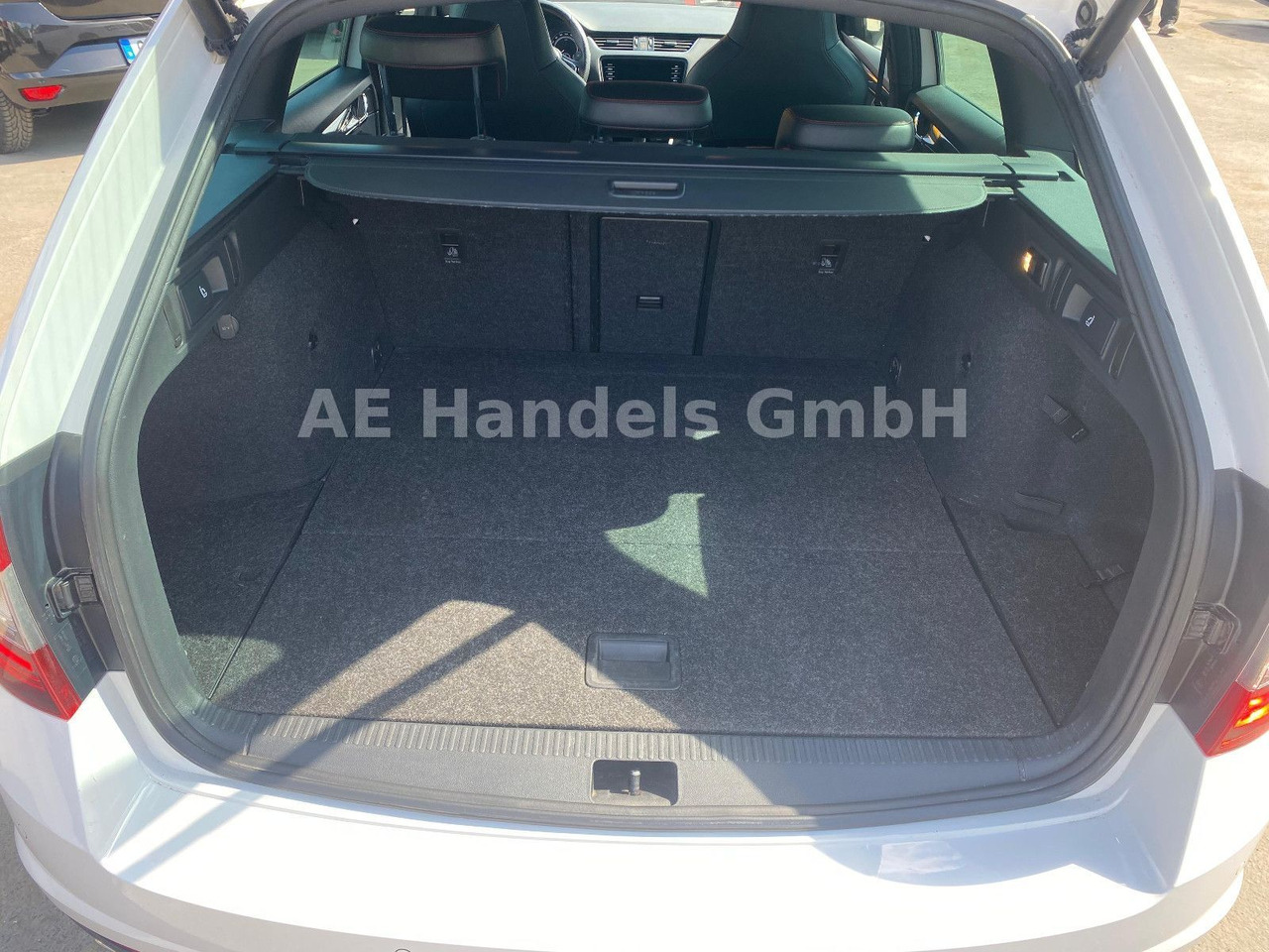 Skoda Octavia VRS Kombi 2.0 TDI *ACC/PDC/LED/1.Hand/HU - Coche familiar: foto 5 Skoda Octavia VRS Kombi 2.0 TDI *ACC/PDC/LED/1.Hand/HU - Coche familiar: foto 5