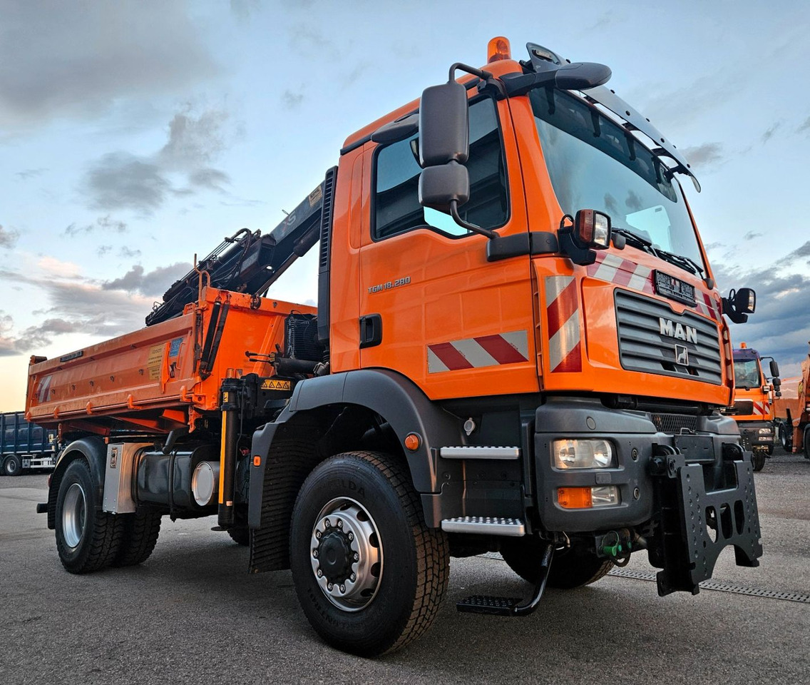 MAN TGM 18.280 4x4 HIAB 111-3 Funk Kran Winterdienst - Camión volquete, Camión grúa: foto 1 MAN TGM 18.280 4x4 HIAB 111-3 Funk Kran Winterdienst - Camión volquete, Camión grúa: foto 1