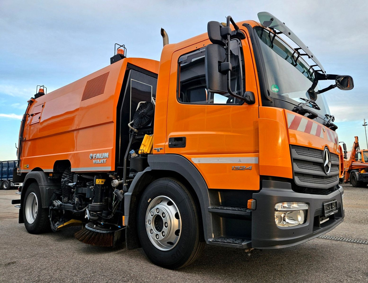 Mercedes-Benz Atego 1324 Euro6 FAUN Viajet 6  Aufbaumotor - Barredora vial: foto 1 Mercedes-Benz Atego 1324 Euro6 FAUN Viajet 6  Aufbaumotor - Barredora vial: foto 1