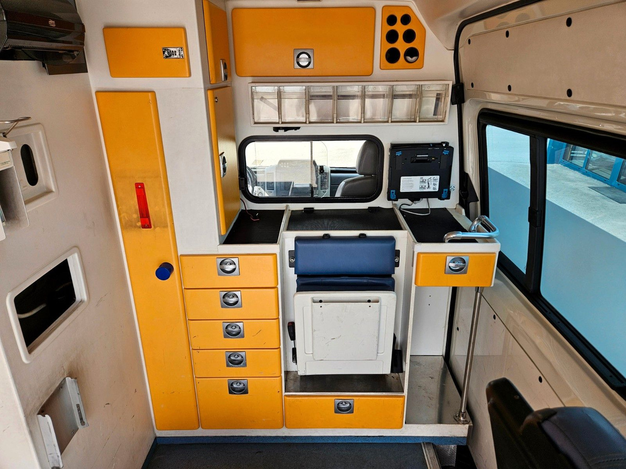 Ambulancia Volkswagen CRAFTER TDI Ambulance RTW L2H2 DLOUHY: foto 17