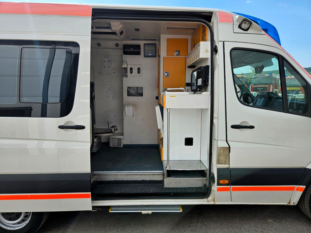 Ambulancia Volkswagen CRAFTER TDI Ambulance RTW L2H2 DLOUHY: foto 15