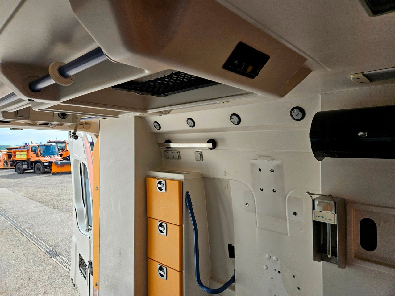 Ambulancia Volkswagen CRAFTER TDI Ambulance RTW L2H2 DLOUHY: foto 19