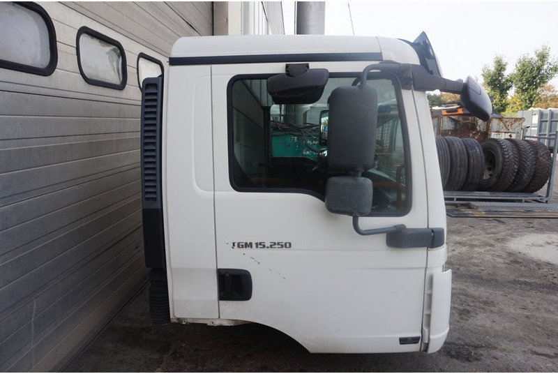 MAN F99L10 TGM 6 CYL 81.60000-7786 - Cabina e interior para Camión: foto 2 MAN F99L10 TGM 6 CYL 81.60000-7786 - Cabina e interior para Camión: foto 2