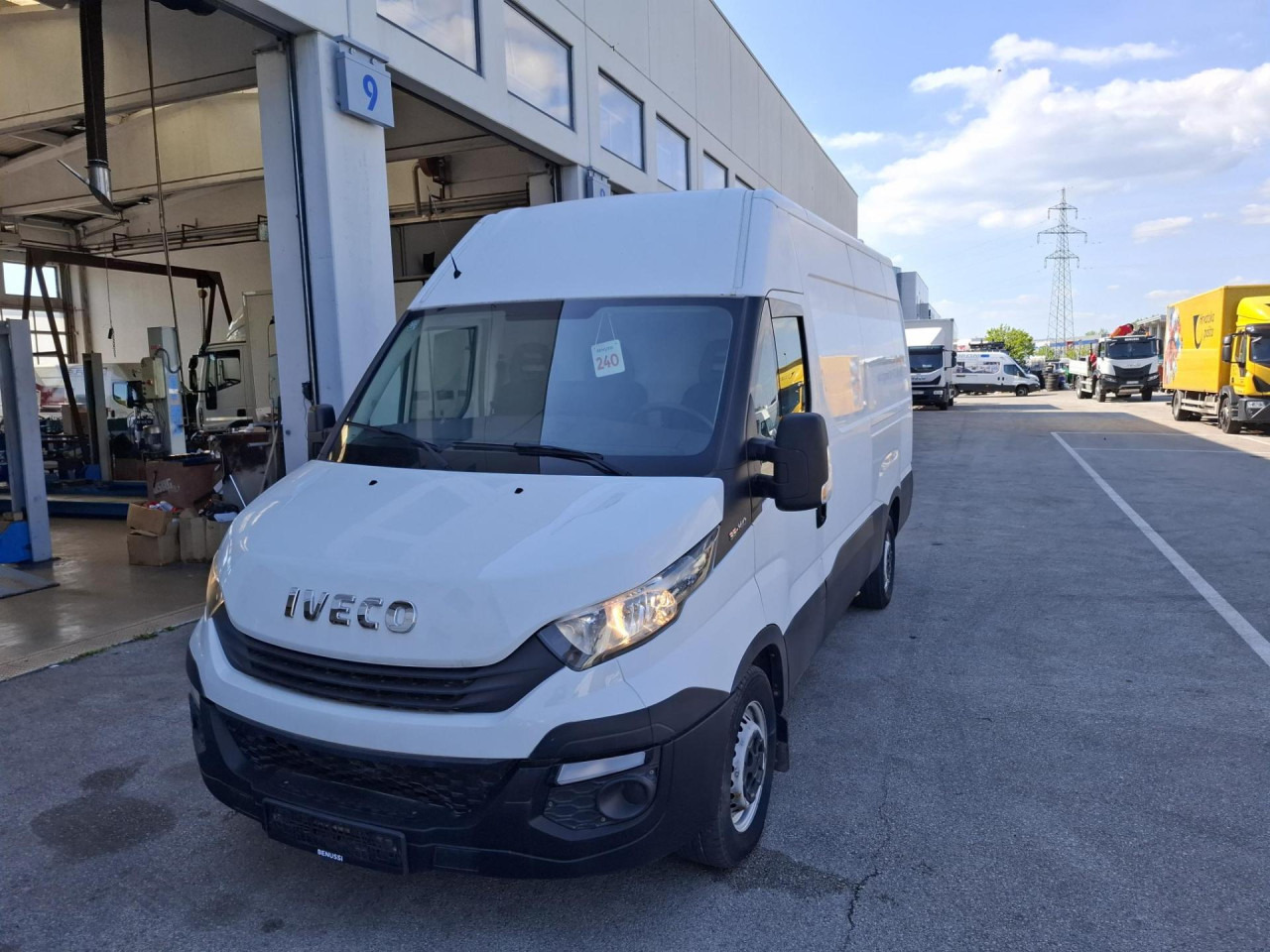 IVECO Daily 35S14V - Furgoneta de pasajeros: foto 1 IVECO Daily 35S14V - Furgoneta de pasajeros: foto 1